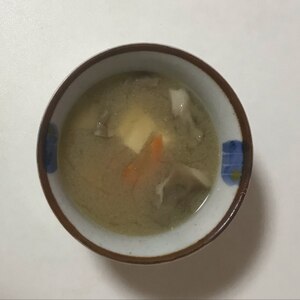 栄養バランス抜群！きのこ＆人参＆豆腐の味噌汁